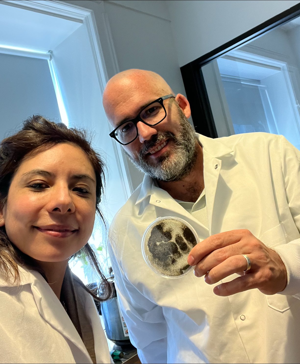 Dora and Alvaro in the lab